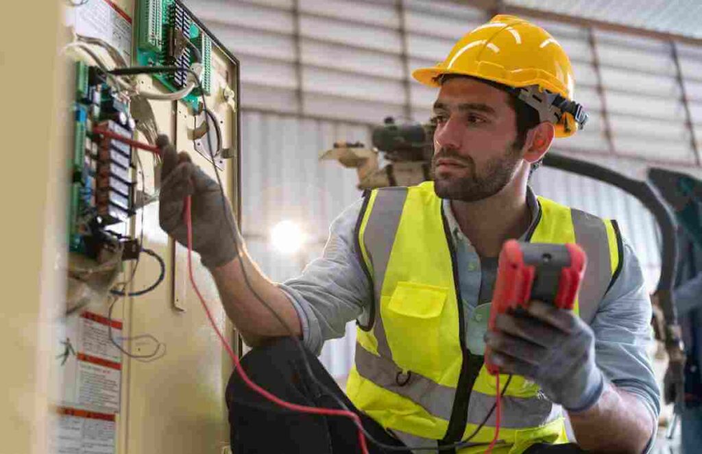 electricien teste un compteur électrique