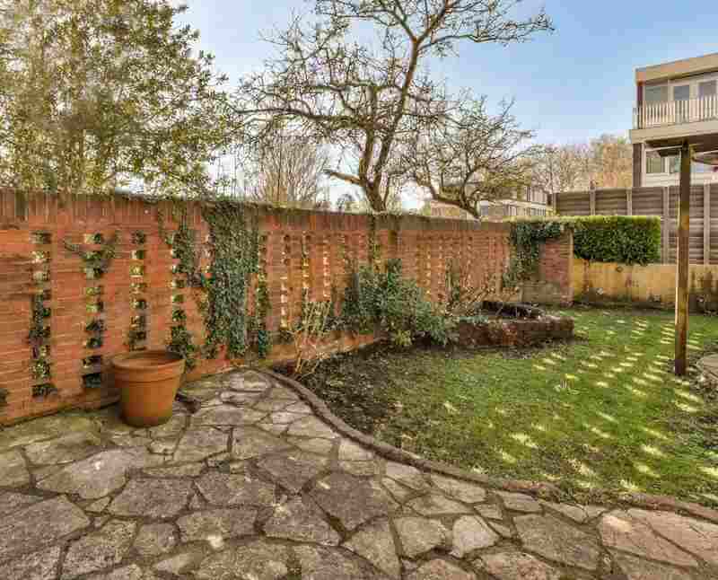 jardin avec cloture design en briquettes