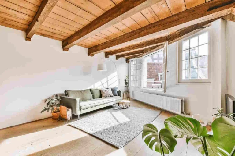 habillage plafond entre poutres apparentes d un salon