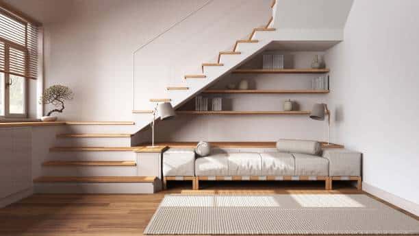 Exploitation espace sous escalier avec aménagement adapté