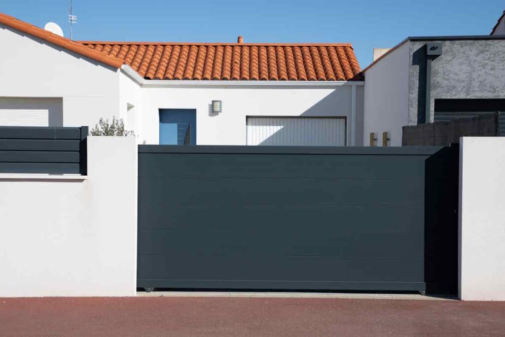 portail coulissant en aluminium pour sécuriser sa maison