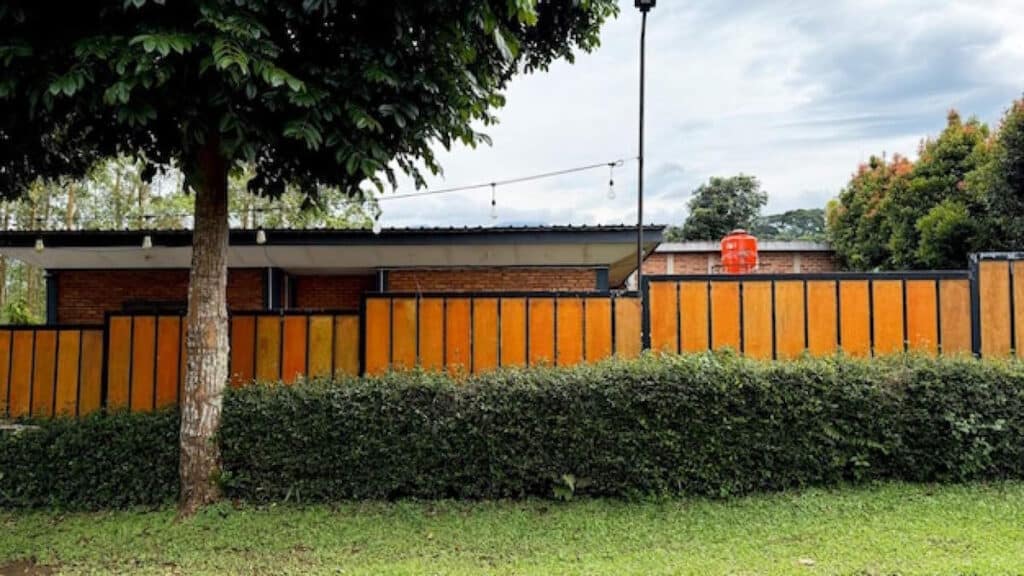 délimitation terrain avec barrière extérieure en bois