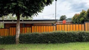 Comment délimiter son terrain efficacement avec une barrière de jardin ?